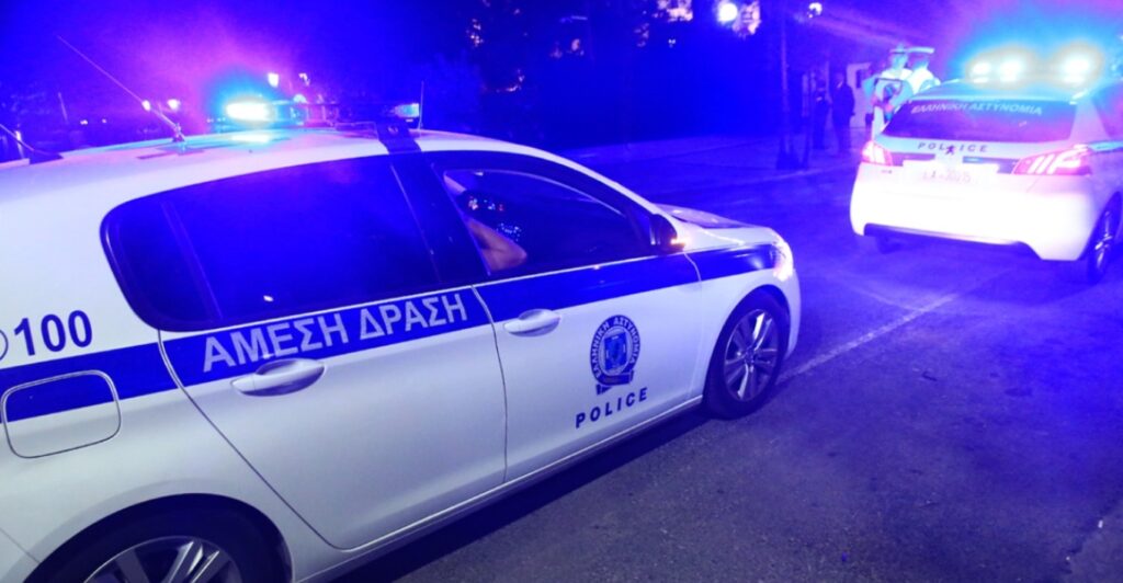 Αναστάτωση στο κέντρο της Αθήνας: Πακιστανός σε έξαλλη κατάσταση έσπασε 30 αυτοκίνητα με ξύλινο κοντάρι