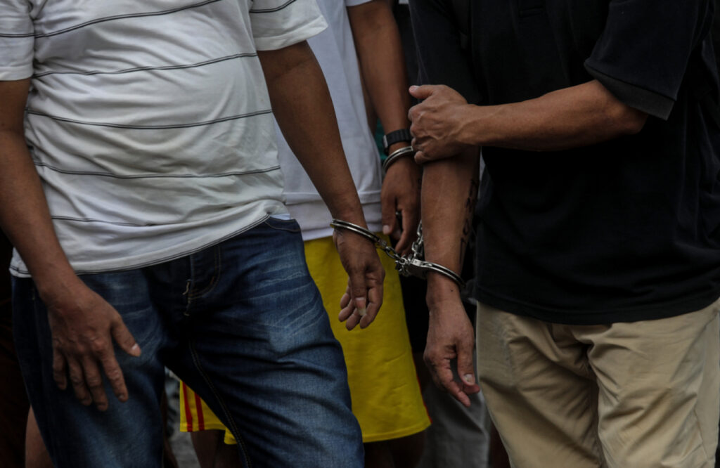 Έλεγαν ότι έπαθαν λάστιχο και στην συνέχεια τους έκλεβαν, χειροπέδες σε τρία άτομα στο Χαϊδάρι