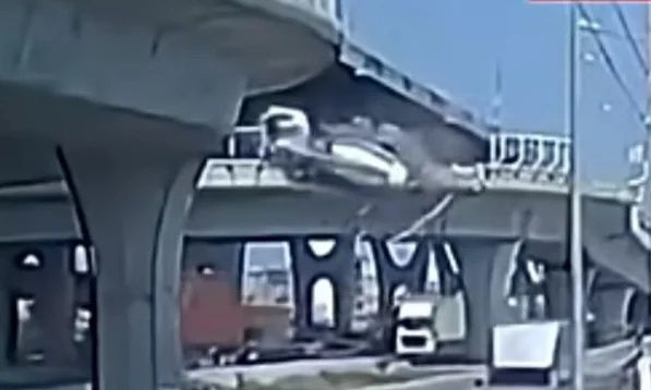 Σκηνές θρίλερ στην Ταϊλάνδη: Μπετονιέρα «βούτηξε» στο κενό από γέφυρα