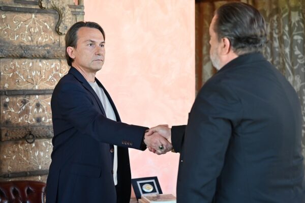 “Να μ’ αγαπάς” – Ο Άγγελος αποφασίζει να συμφιλιωθεί με τον Θεόφιλο