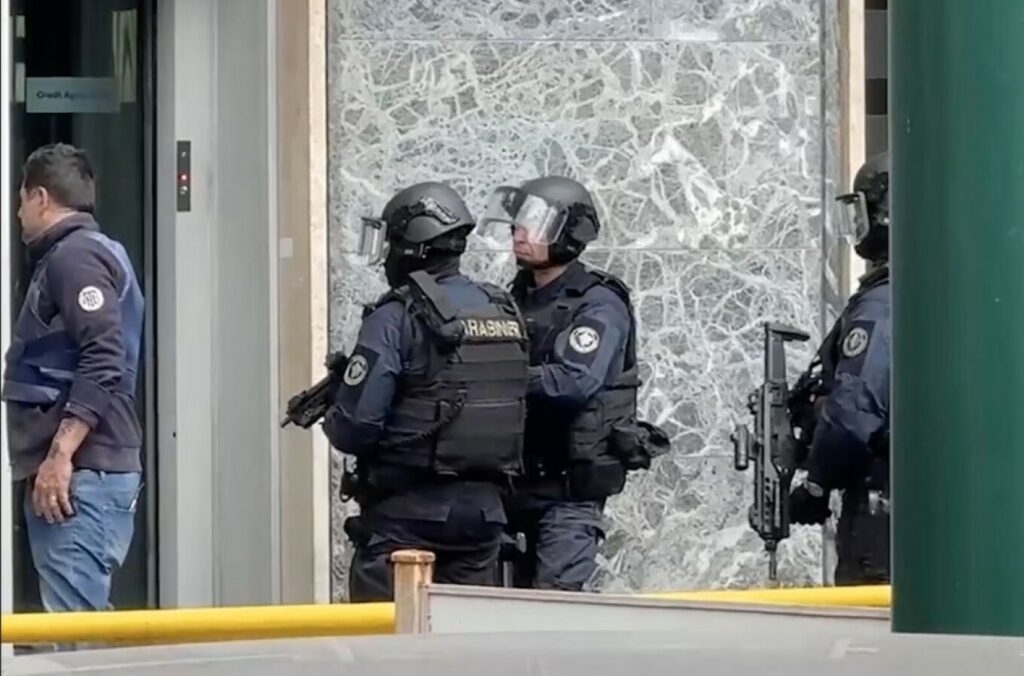 Κινηματογραφική ληστεία αλά…Casa De Papel σε τράπεζα στη Νάπολη: Οι δράστες φορούσαν μάσκες ηθοποιών, κράτησαν ομήρους, άδειασαν τις θυρίδες και έφυγαν από τούνελ