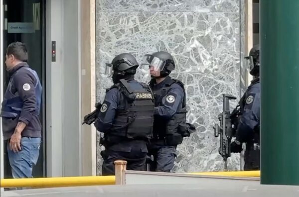 Κινηματογραφική ληστεία αλά…Casa De Papel σε τράπεζα στη Νάπολη: Οι δράστες φορούσαν μάσκες ηθοποιών, κράτησαν ομήρους, άδειασαν τις θυρίδες και έφυγαν από τούνελ