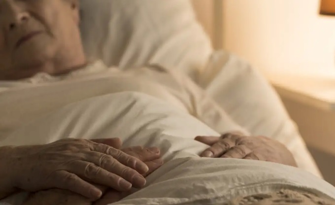 Χαλκίδα: Χτύπησε με τον σύντροφό της την ηλικιωμένη μητέρα της και την έβαλε να κάτσει «τιμωρία» στο ένα πόδι