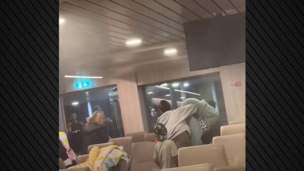 Χάος στο πλοίο «Νήσος Σάμος», Ρομά άναψαν τσιγάρο και αμέσως ενεργοποιήθηκε το σύστημα πυρόσβεσης, δείτε βίντεο