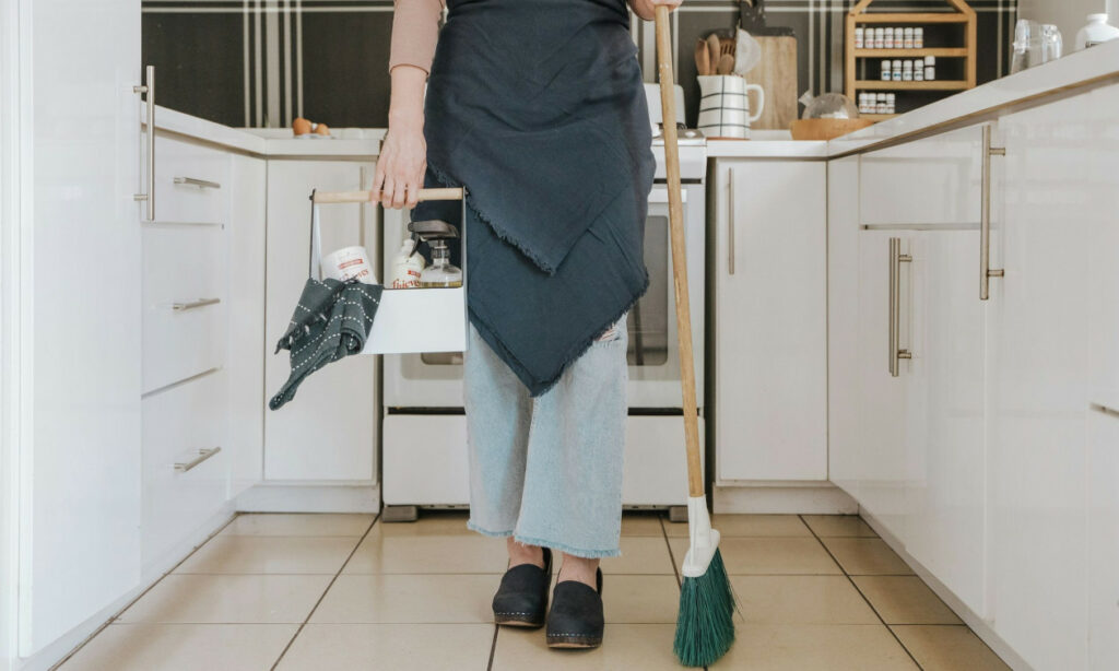 Χίος: Χειροπέδες σε οικιακή βοηθό για κακοποίηση ηλικιωμένων – Την «έκαψε» κρυφή κάμερα