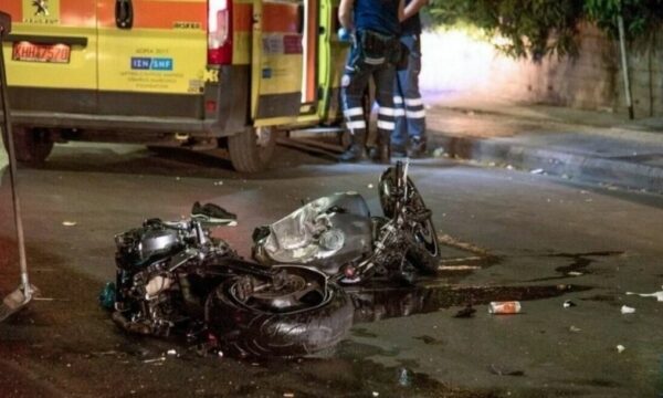 Σοβαρό τροχαίο στην Πάτρα: Μηχανή «καρφώθηκε» σε δέντρο – Στο νοσοκομείο η 30χρονη οδηγός