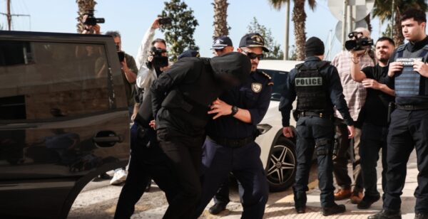 Με κουκούλα και αλεξίσφαιρο στον ανακριτή ο 20χρονος που σκότωσε τον 27χρονο στον Άγιο Δημήτριο, τι θα υποστηρίξει για την αλλαγή ρούχων και το κρυμμένο μαχαίρι