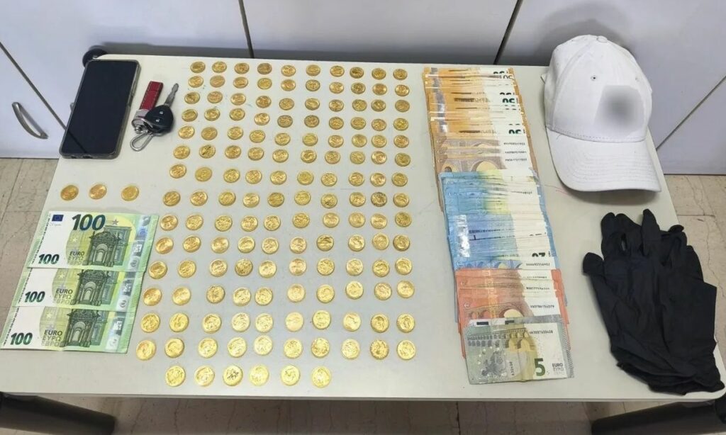 Πέλλα: «Άρπαξαν» 146 χρυσές λίρες και 4.000 ευρώ προσποιούμενοι τους λογιστές – Εξαπάτησαν ηλικιωμένη και συνελήφθησαν