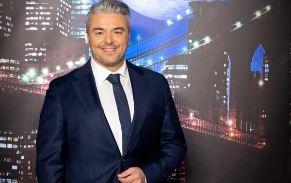 Πέτρος Πολυχρονίδης:  Εξηγεί πώς μετά από 19 χρόνια στο αθλητικό ρεπορτάζ έφτασε να παρουσιάζει τον «Τροχό της Τύχης» και να είναι ο μακροβιότερος παρουσιαστής μετά τον Pat Sajak