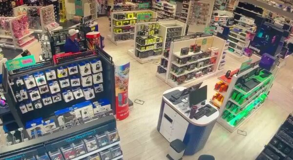 Βίντεο ντοκουμέντα δείχνουν τη δράση της σπείρας που χτυπούσε καταστήματα ηλεκτρονικών ειδών