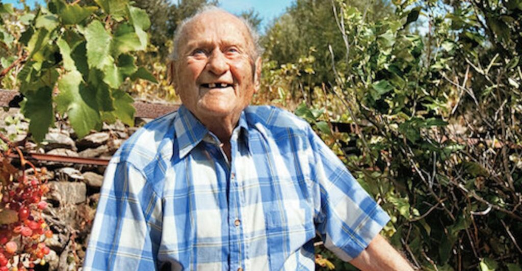 Ο Έλληνας που διαγνώστηκε με καρκίνο, του έδιναν λίγους μήνες ζωής, αλλά έζησε για δεκαετίες επιστρέφοντας στην Ικαρία