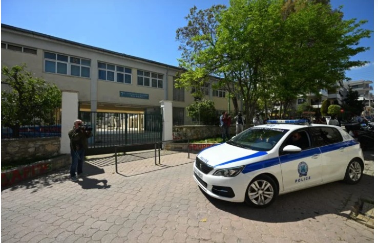 Χαϊδάρι: «Άκουσα πως η 13χρονη γύρισε και είπε “εγώ θα πηδήξω”, και το έκανε» λέει κάτοικος της περιοχής για την πτώση από μπαλκόνι σχολείου