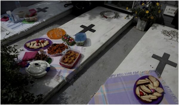 Κυριακή του Θωμά: Το ταφικό έθιμο ζωντανεύει στα Σούρμενα και όπου χτυπά η ποντιακή καρδιά – Μια μέρα χαράς στα κοιμητήρια