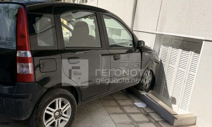 Βόλος: Αυτοκίνητο έπεσε πάνω σε τοίχο πολυκατοικίας – Παραλίγο να μπει σε υπόγειο διαμέρισμα
