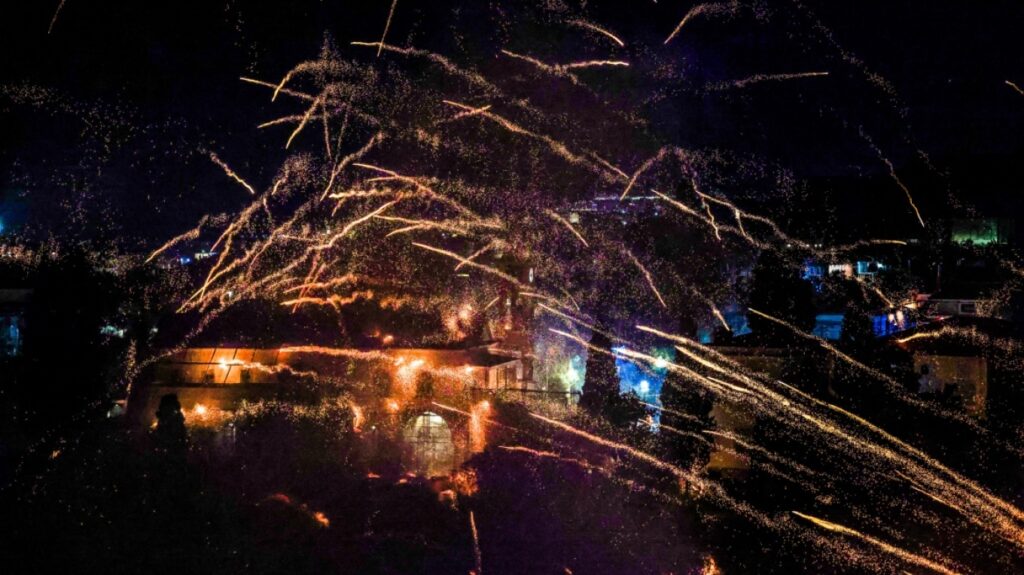 Χριστός Ανέστη!Μαγευτικές εικόνες στον Βροντάδο της Χίου, ο ρουκετοπόλεμος εντυπωσίασε ντόπιους και τουρίστες, δείτε βίντεο