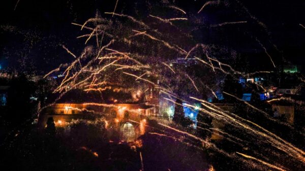 Χριστός Ανέστη!Μαγευτικές εικόνες στον Βροντάδο της Χίου, ο ρουκετοπόλεμος εντυπωσίασε ντόπιους και τουρίστες, δείτε βίντεο