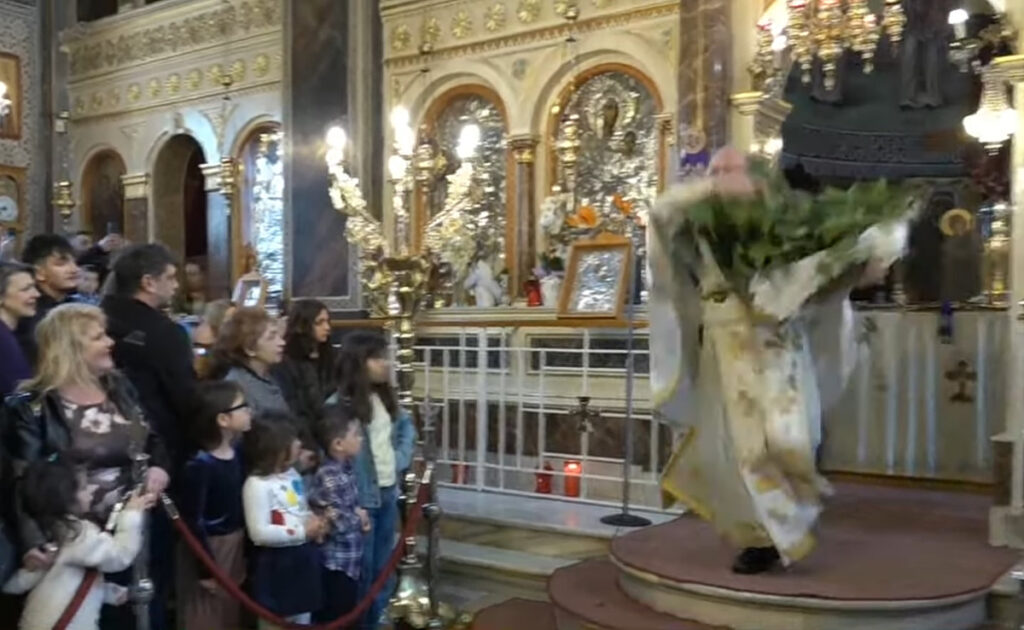 Πάσχα: Εντυπωσιακή η πρώτη Ανάσταση στη Χίο – Έκλεψε τις εντυπώσεις και φέτος ο «ιπτάμενος» ιερέας