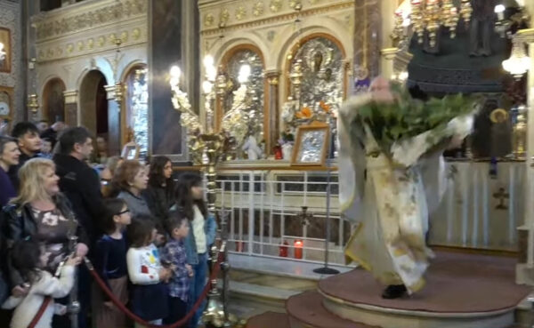 Πάσχα: Εντυπωσιακή η πρώτη Ανάσταση στη Χίο – Έκλεψε τις εντυπώσεις και φέτος ο «ιπτάμενος» ιερέας