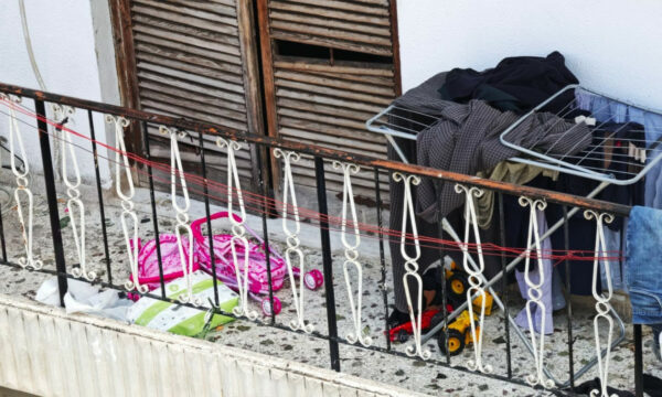 Άγιοι Ανάργυροι: Υποσιτισμένα τα τρία παιδιά που εντοπίστηκαν σε «τρώγλη»