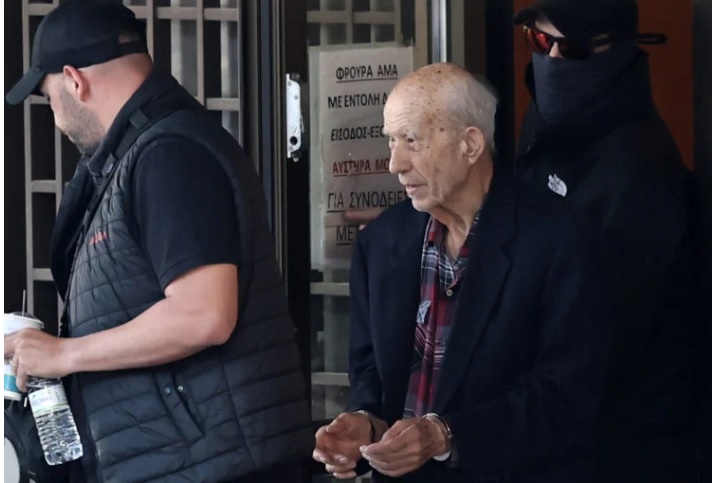 Πυροβολισμοί σε ΕΦΚΑ και Πρωτοδικείο: Γιατί κρίθηκε προφυλακιστέος ο 89χρονος παρά την ηλικία του – «Λυπάμαι για εκεί που έφτασε» λέει η κόρη του