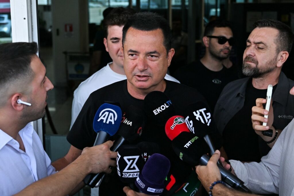 Ατζούν Ιλιτζαλί για το σοβαρό ατύχημα παίκτη στο Survivor: «Πάω εκτάκτως στον Άγιο Δομίνικο, το μυαλό μου είναι συνεχώς εκεί»