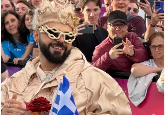 Eurovision 2026: Ο Akylas στο εντυπωσιακό έκλεψε τις εντυπώσεις στο  τιρκουάζ χαλί της Βιέννης