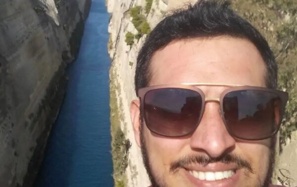 Κόρινθος: Σκοτώθηκε σε τροχαίο ο διευθυντής του δημοτικού σχολείου Φενεού – Έπεσε σε ρέμα με το αυτοκίνητο