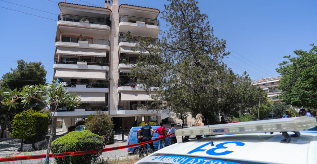 Συγκίνηση στο τρισάγιο για τις δύο 17χρονες στην Ηλιούπολη: «Να μάθουμε επιτέλους να ακούμε τα παιδιά μας, πριν να είναι αργά»