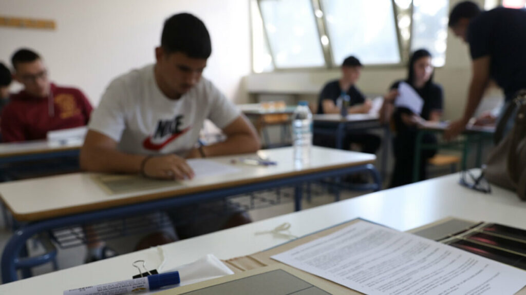 Ποιοι επιλέγουν τα θέματα των Πανελλαδικών και τι συμβαίνει μέχρι τα ξημερώματα στο «κέντρο επιχειρήσεων» του υπουργείου Παιδείας