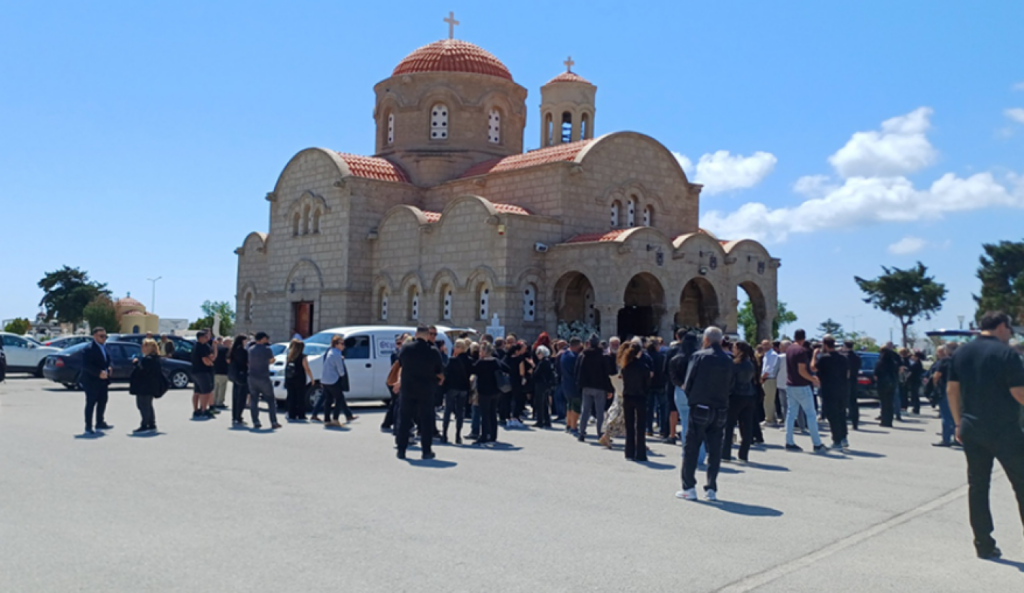 Θρήνος στην κηδεία της μητέρας και της κόρης που σκοτώθηκαν στο τροχαίο στη Ρόδο: «Γιατί τόσο άδικα;» λέει φίλη τους