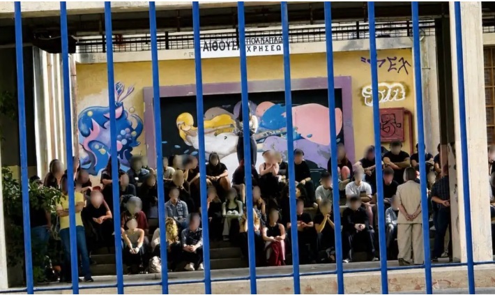 Ηλιούπολη: Αμίλητοι και με λευκά λουλούδια αποχαιρετούν την 17χρονη οι συμμαθητές της στο σχολείο τους – Μάχη για τη ζωή της δίνει η φίλη της