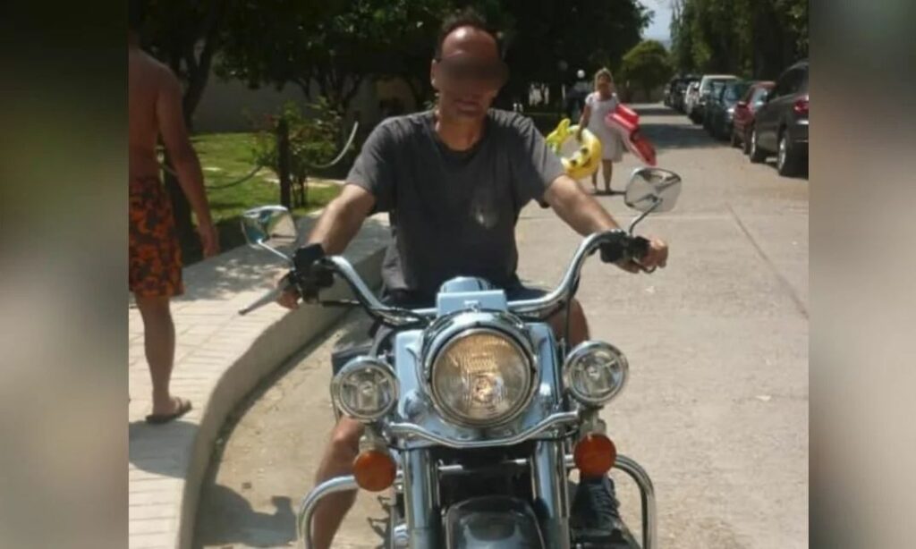 Στο 16σέλιδο απολογητικό του υπόμνημα, ο 65χρονος υποστήριξε ότι η 54χρονη ήταν εκείνη που σκότωσε τον γιο της και στη συνέχεια αυτοτραυματίστηκε