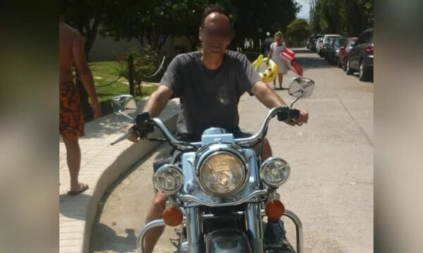 Στο 16σέλιδο απολογητικό του υπόμνημα, ο 65χρονος υποστήριξε ότι η 54χρονη ήταν εκείνη που σκότωσε τον γιο της και στη συνέχεια αυτοτραυματίστηκε