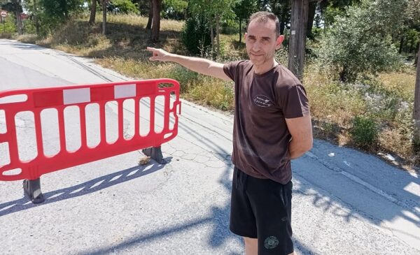 Μόνο στο zinapost.gr-Έκλεισαν δρόμο στις εργατικές κατοικίες του Φοίνικα Καλαμαριάς εδώ και ένα χρόνο: Όσα καταγγέλει κάτοικος της περιοχής