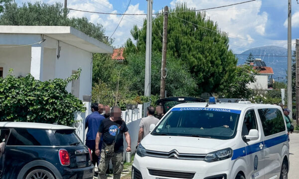 Αίγιο: Βρέθηκε πόρτα από συρματόπλεγμα δίπλα στο σπίτι – Εξετάζονται «θαμμένα» στοιχεία