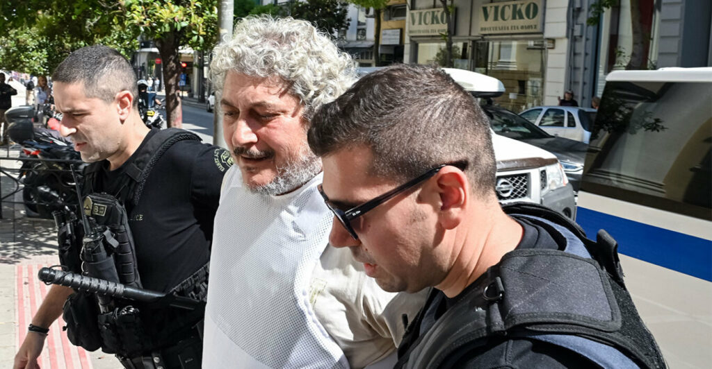 «Ψάχνουμε τον Αντώνη με τα τατουάζ στο Αίγιο»: Το σήμα της Interpol για τον Δαλαμάγκα στην ΕΛΑΣ και η καταγγελία για ενδοοικογενειακή βία από τη μητέρα του