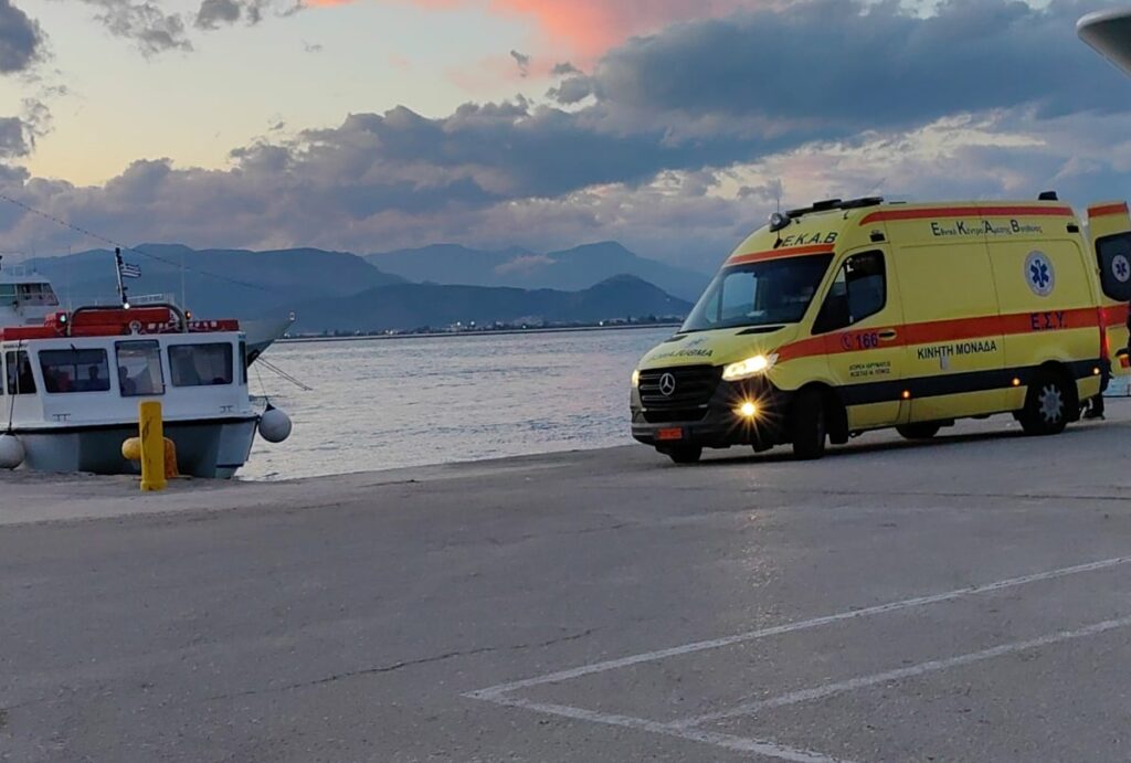 Ανήκουστο: Ζήτησαν από ασθενοφόρο του ΕΚΑΒ να πληρώσει εισιτήριο σε πλοίο εν ώρα διακομιδής καρκινοπαθή