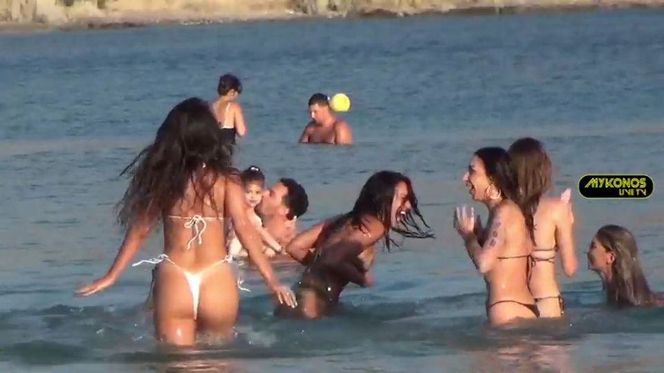 Εντυπωσίασαν με τα σέξι μαγιό τους η Αθηνά Οικονομάκου και οι φίλες της!