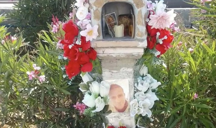 Επανήλθε το μνημείο του Αντώνη Καρυώτη στο λιμάνι του Πειραιά – «Εύχομαι να ήταν η τελευταία φορά που βανδαλίστηκε»