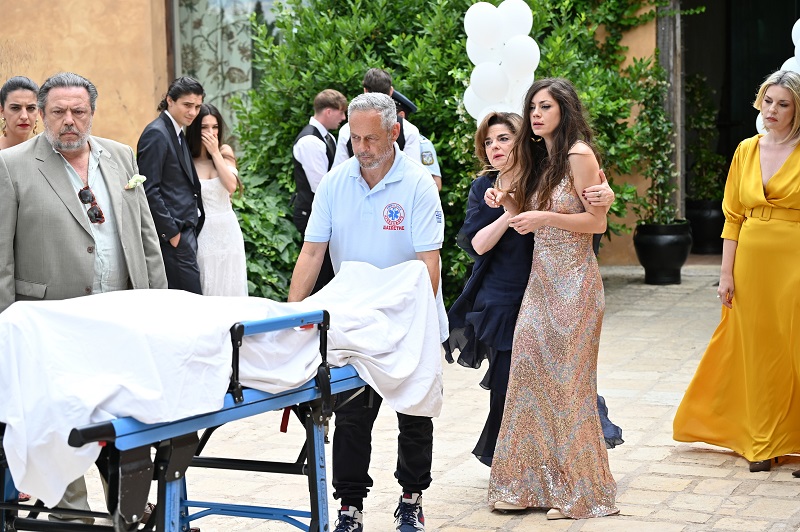 ‘Να μ’ αγαπάς”: Ο Μάκης πεθαίνει μπροστά στη γυναίκα του, τον πατέρα, τα αδέλφια, τους καλεσμένους του γάμου.