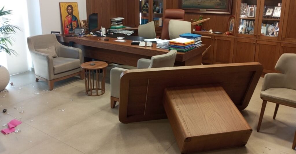 Άνδρας εισέβαλε στο δημαρχείο Ρεθύμνου και προκάλεσε ζημιές στο γραφείο του δημάρχου