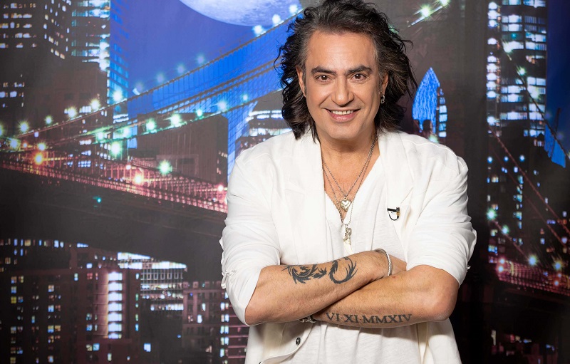 Διονύσης Σχοινάς: Εξομολογείται πως ερωτεύτηκε την Καίτη Γαρμπή, πώς την προσέγγισε και θυμάται το πρώτο τους τηλεφώνημα, που κράτησε 9 ολόκληρες ώρες