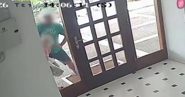 Τρόμος μέρα μεσημέρι στο Παλαιό Φάληρο: Βίντεο-σοκ από την επίθεση σε γυναίκα – «Με έριξε κάτω και μου άρπαζε την τσάντα»