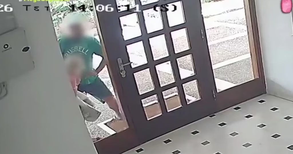 Τρόμος μέρα μεσημέρι στο Παλαιό Φάληρο: Βίντεο-σοκ από την επίθεση σε γυναίκα – «Με έριξε κάτω και μου άρπαζε την τσάντα»