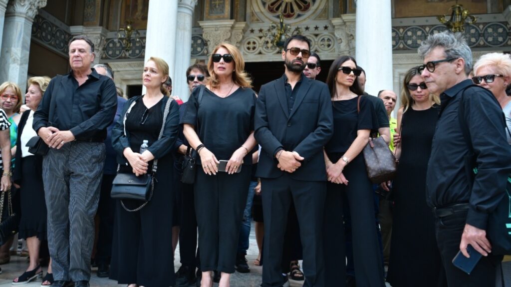 Κηδεία Μάρως Κοντού: Η Ελλάδα αποχαιρέτησε την «Ελενίτσα» της με ένα θερμό χειροκρότημα – Συγκίνησαν οι επικήδειοι