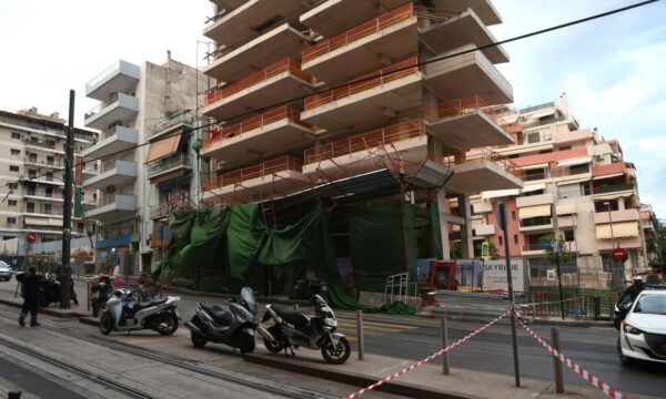 Κακοκαιρία Πειραιάς: Η στιγμή της κατάρρευσης της σκαλωσιάς στη Γρηγορίου Λαμπράκη