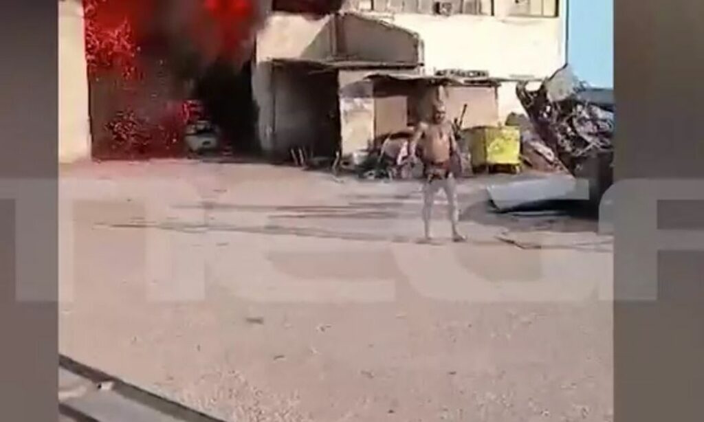 Ασπρόπυργος: Συγκλονιστικό βίντεο με εργαζόμενο να βγαίνει καμένος μέσα από το φλεγόμενο κτήριο