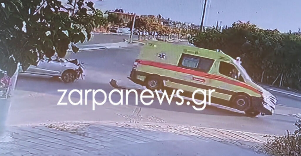 Η στιγμή που το ασθενοφόρο του ΕΚΑΒ συγκρούστηκε με το ΙΧ στα Χανιά και τούμπαρε λίγα μέτρα από το νοσοκομείο