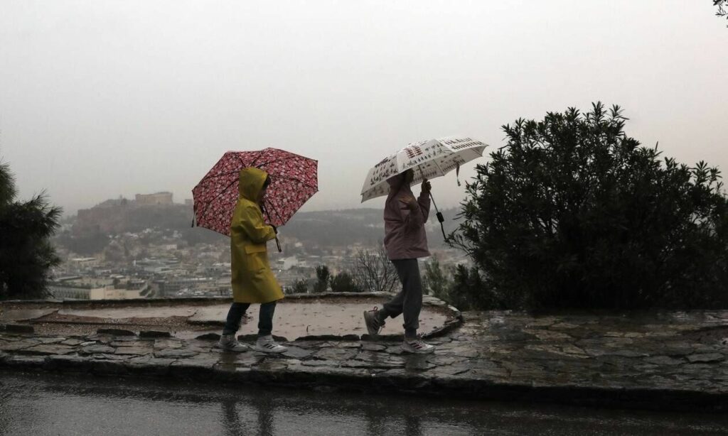 Καιρός: Ψυχρό μέτωπο… εξπρές φέρνει βροχές και καταιγίδες – Πότε πέφτει η θερμοκρασία