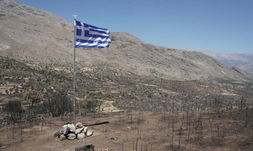 Ρέθυμνο – Κρύα Βρύση: Μία ελληνική σημαία για τους δύο πυροσβέστες που έφυγαν στο καθήκον